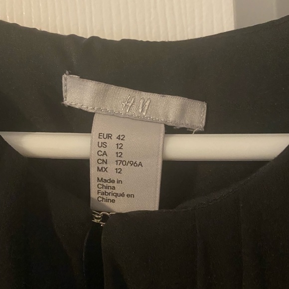 H&M short black dress with string tie waist and ruffle top. - Picture 4 of 4